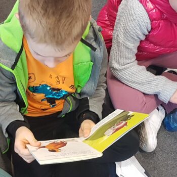 Odkrywcy na tropie przygód. dziecko czyta