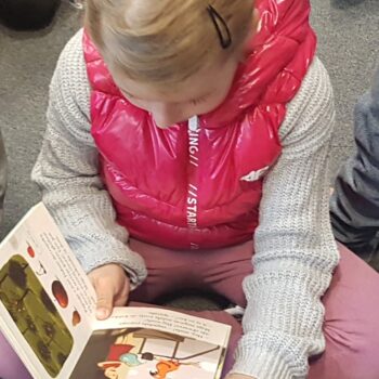 Odkrywcy na tropie przygód. dziecko czyta