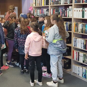 Odkrywcy na tropie przygód. Dzieci wychodzą z biblioteki