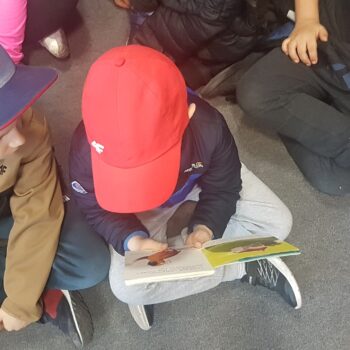 Odkrywcy na tropie przygód. dziecko czyta