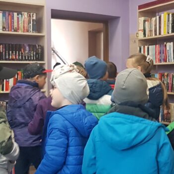 Odkrywcy na tropie przygód. Dzieci wychodzą z biblioteki