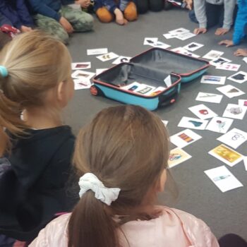 Odkrywcy na tropie przygód. dzieci wokół walizki