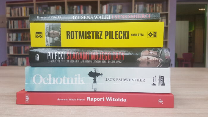 Rotmistrz Pilecki. Książki na biurku o Pileckim