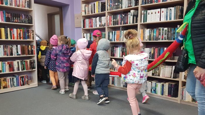 Spotkanie z animatorem kultury. Dzieci wychodzą z biblioteki.