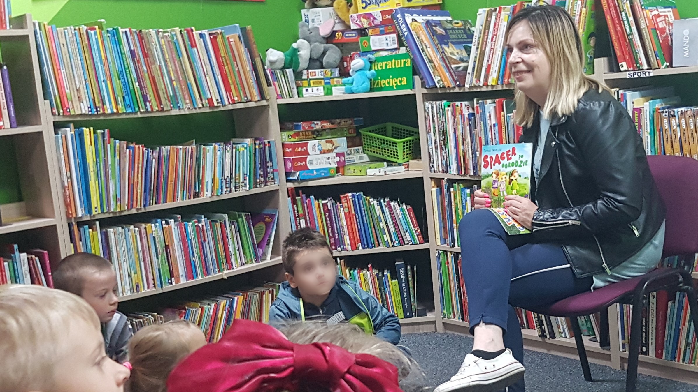 Spotkanie z architektem krajobrazu. Kobieta czyta dzieciom książki w bibliotece